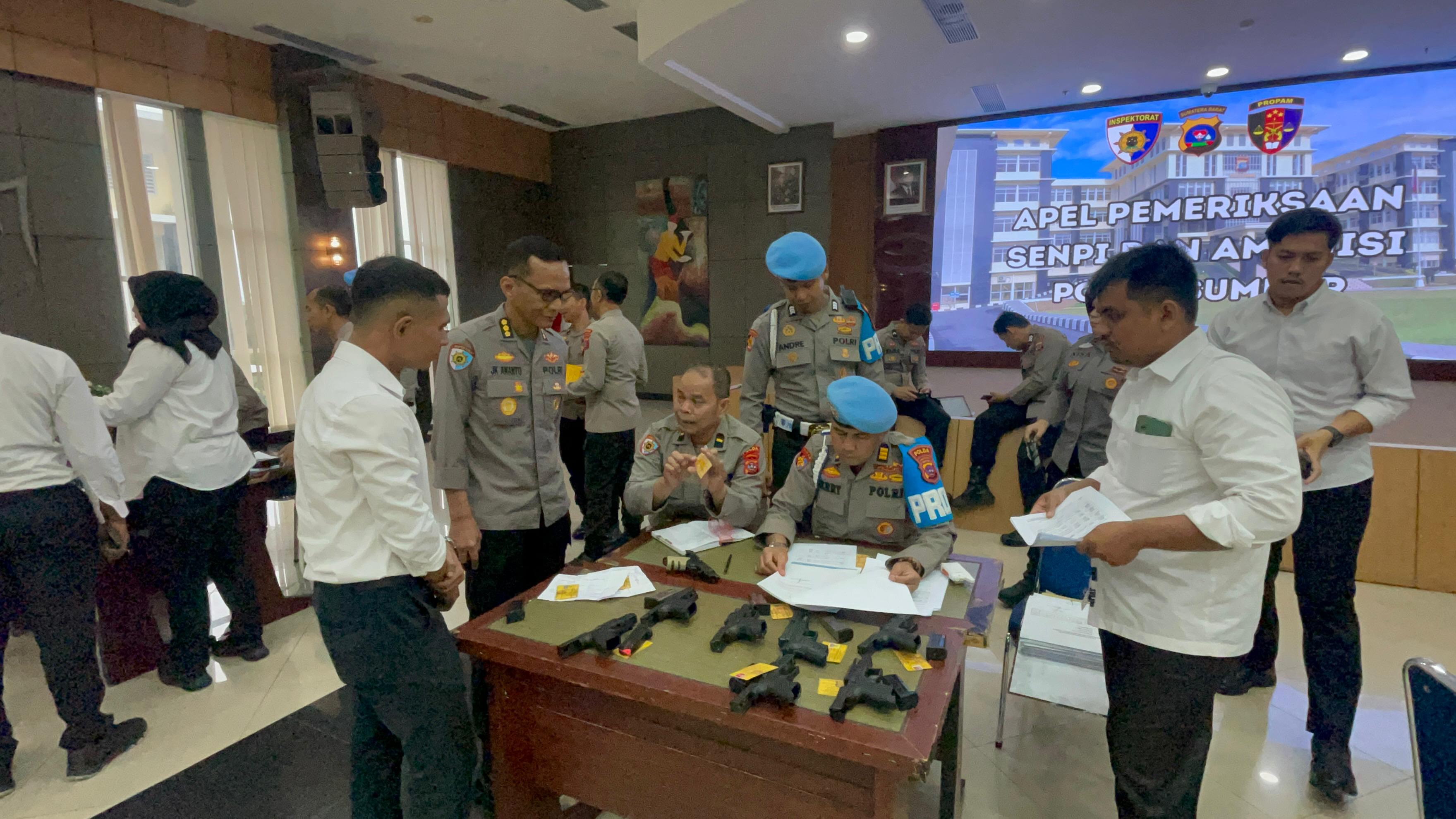 Polda Sumbar melaksanakan pengecekan rutin senjata api (senpi) personel Senin pagi (23/12/2024).