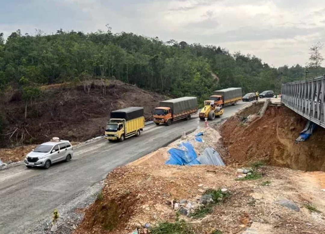 Beberapa kendaraan melewati jalan Km 106-107 Desa Tanjung Alai, Kecamatan XIII Koto Kampar, Kabupaten Kampar, yang masih dalam proses pemadatan, Ahad (22/12/2024). (RPJN Riau untuk Riau Pos)