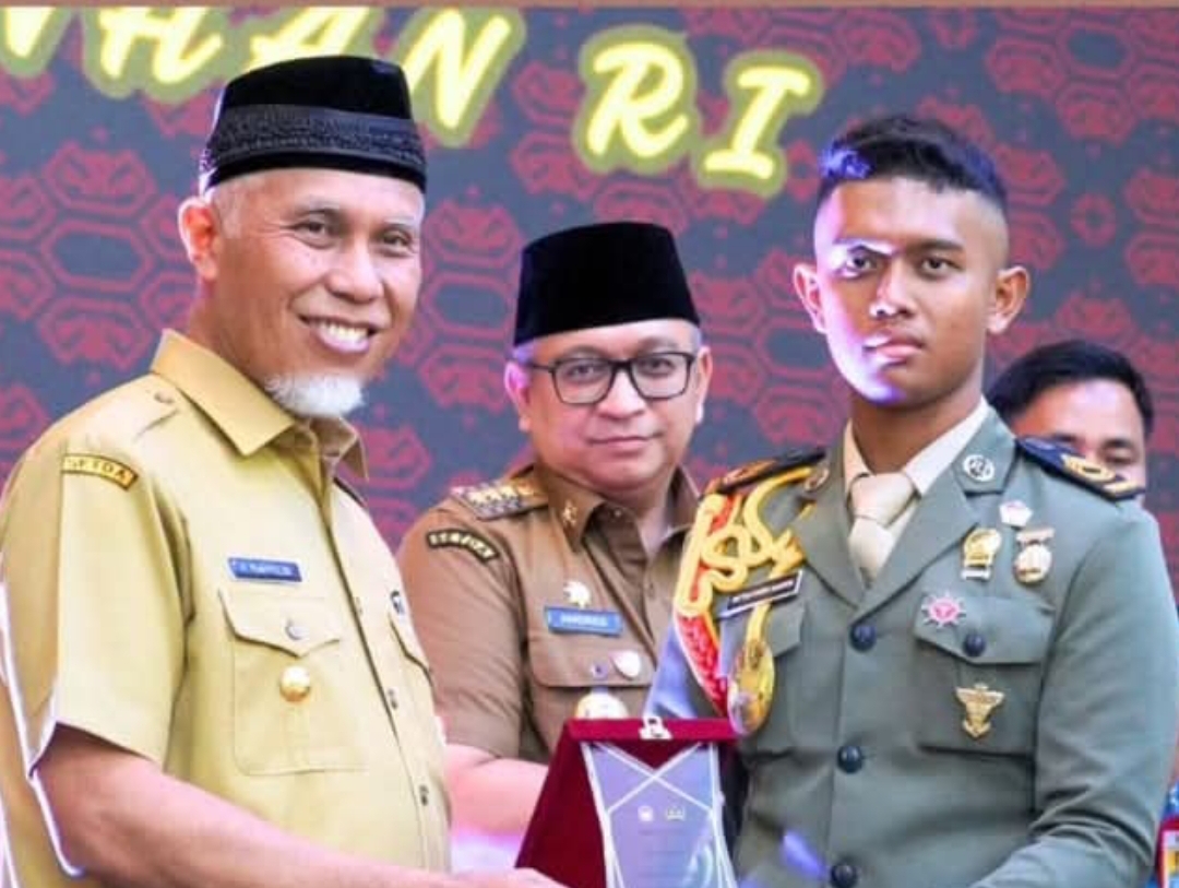 Gubernur Sumbar Mahyeldi dan Pj Wako Padang Andree Algamar (tengah) di Pesta Korps Rumah Gadang Universitas Pertahanan (Unhan) RI di Auditorium Gubernuran, Senin (23/12/2024).(Foto: Prokopim)