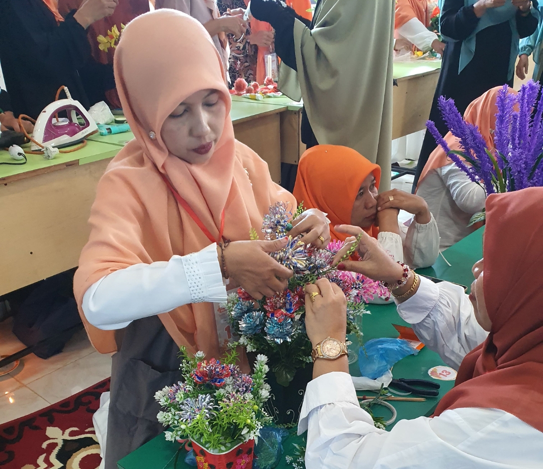 Memperingati Hari Ibu yang jatuh pada 22 Desember, Nevi Zuairina, anggota DPR RI dari Komisi XII, mengadakan Lomba Merangkai Bunga di Kabupaten Agam, Sumatera Barat. (Foto: Tim NZ)