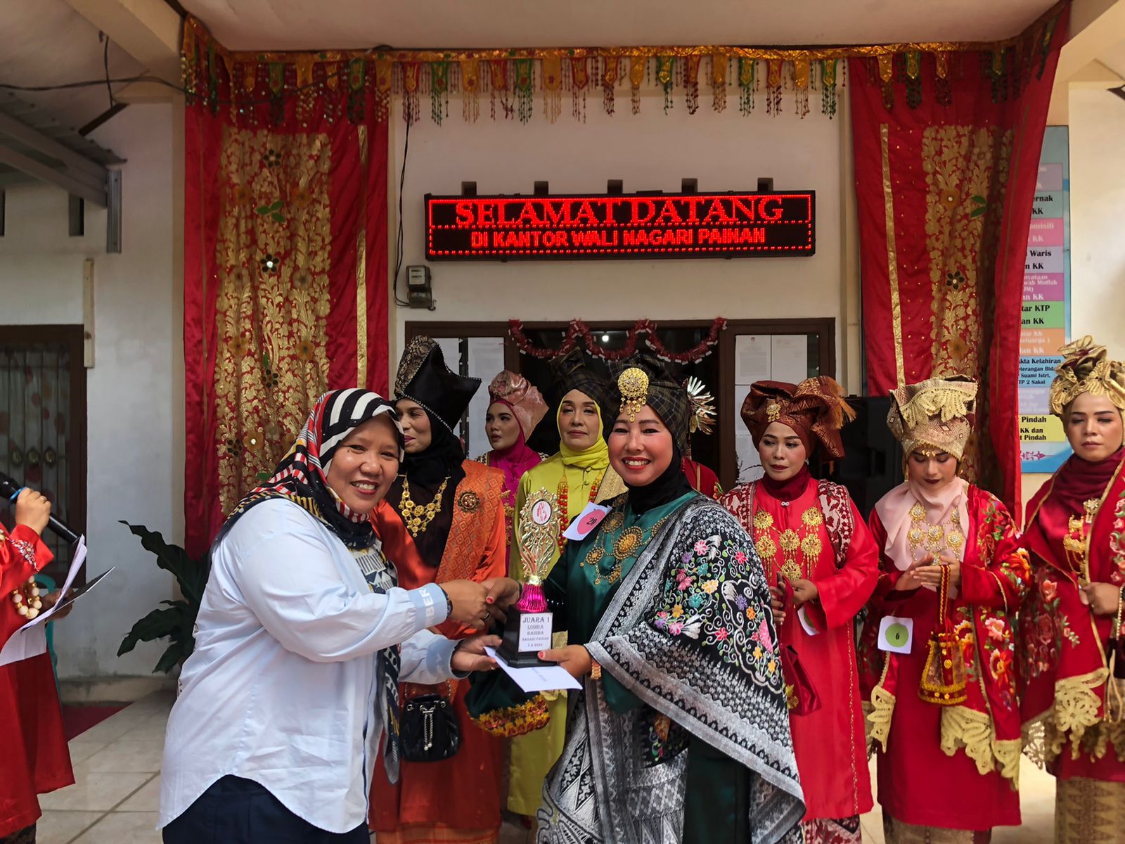 Vera Elkam, TA Anggota DPR RI, Lisda Hendrajoni, saat menyerahkan piala kepada pemenang lomba. (Dok Be)