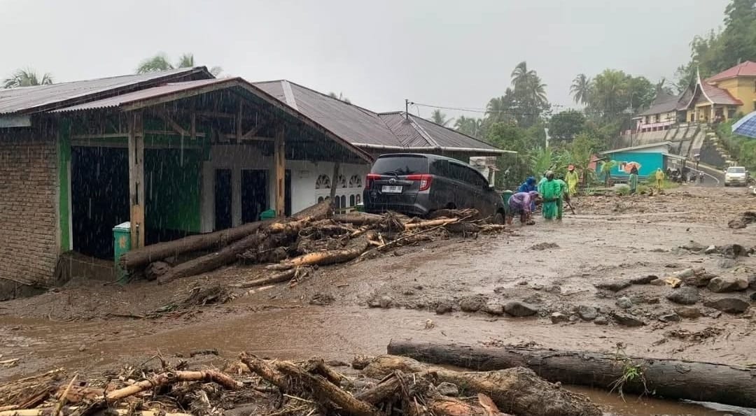 Longsor di Jorong Sigiran, Nagari Tanjung Sani, Kecamatan Tanjung Raya, Kabupaten Agam, Sumatera Barat. Peristiwa yang terjadi pada Senin (23/12/2024) pukul 12.45 WIB.