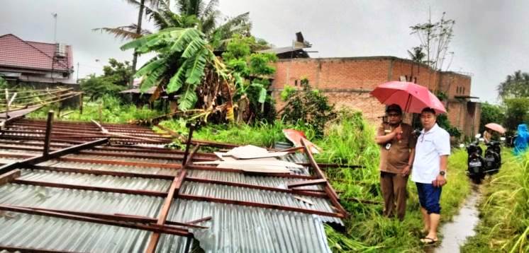 Akibat angin kencang, atap rumah warga di Jalan Koto Marapak RT 04 RW 05, Kelurahan Pisang, Kecamatan Pauh, lepas, Senin (23/12/2024) sore. (BPBD Kota Padang)