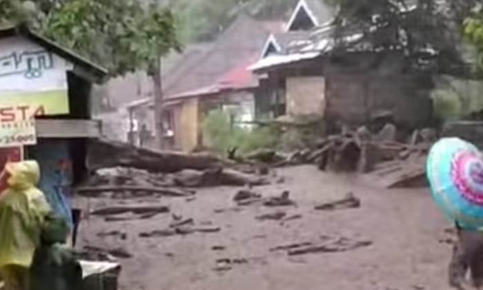 Jorong Sigiran Nagari Tanjung Sani Kecamatan Tanjung Raya Kabupaten Agam, terjadi banjir bandang atau galodo, Senin (23/12/2024). (Foto FB LindawatiRusli)