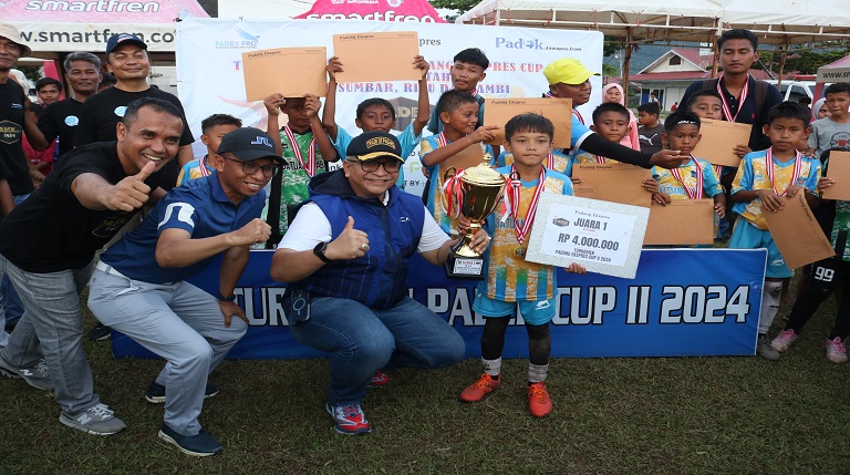 TAK TERBENDUNG: Pj Wali Kota Padang Andree Algamar menyerahkan piala kepada juara KU-10 Padek Cup 2 2024, BBC Batuangtaba, di Lapangan FIK UNP, Lubukbuaya, Padang, kemarin.(SY RIDWAN/PADEK)