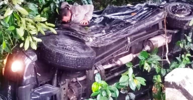 Anggota Kodim 0308/Pariaman saat selamatkan kecelakaan tunggal di jalur dua menuju Bandara, tepatnya di depan SPBU Talao Mundam Ketaping, Padangpariaman. (Kodim 0308/Pariaman)