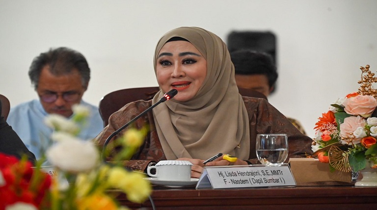 Anggota Komisi VIII DPR RI, Lisda Hendrajoni, ketika menyampaikan sambutan saat kunjungan kerja Jumat (20/12) ke Pemprov Sumbar. (Dok bee)