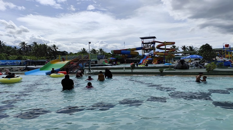 MULAI PADAT: Wisatawan memadati Batangtabik Waterpark di Limapuluh Kota pada libur sekolah dan perayaan Natal serta Tahun Baru, kemarin.(SY RIDWAN/PADEK)