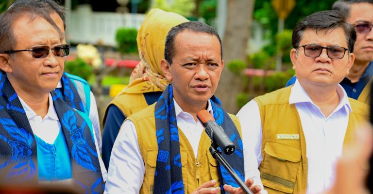 Menteri Energi dan Sumber Daya Mineral (ESDM), Bahlil Lahadalia memberikan apresiasi kepada PT PLN (Persero) saat kunjungannya di Pembangkit Listrik Tenaga Uap (PLTU) Suralaya, Sabtu (21/12).