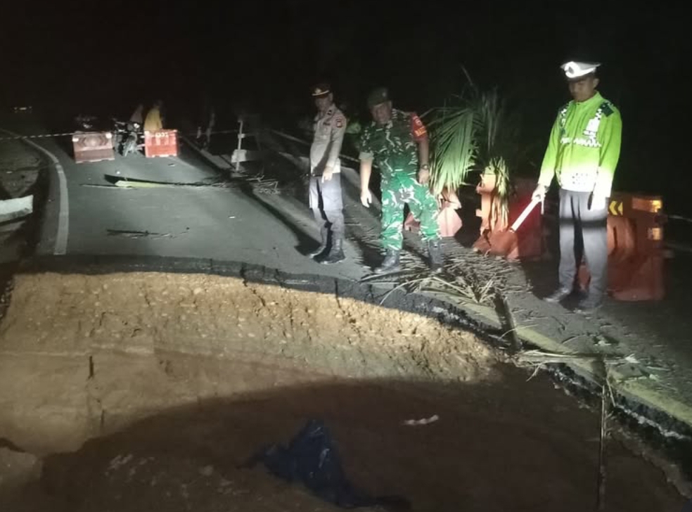 Jalan Lintas Riau-Sumbar amblas tepatnya di KM-91, Desa Pulau Gadang, Kecamatan XIII Koto Kampar, Kabupaten Kampar, Riau, Senin malam (23/12/2024). (Foto: Satlantas Polres Kampar)