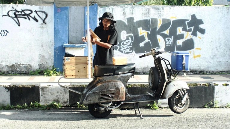 Wowen Anjona (24) dan vespa kesayangan memulai perjalanan uniknya merintis Brewscoot Street Coffee di Kota Padangpanjang.