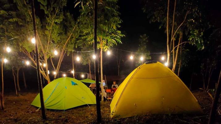 ilustrasi camping ground