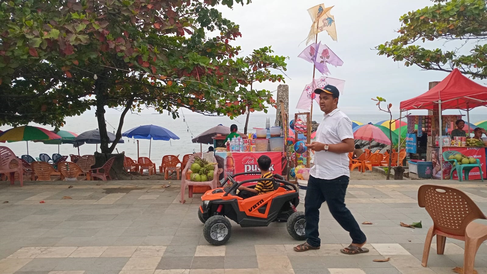 Kawasan objek wisata Pantai Padang mulai ramai dikunjungi wisatawan hari pertama libur Nataru, Rabu (25/12).