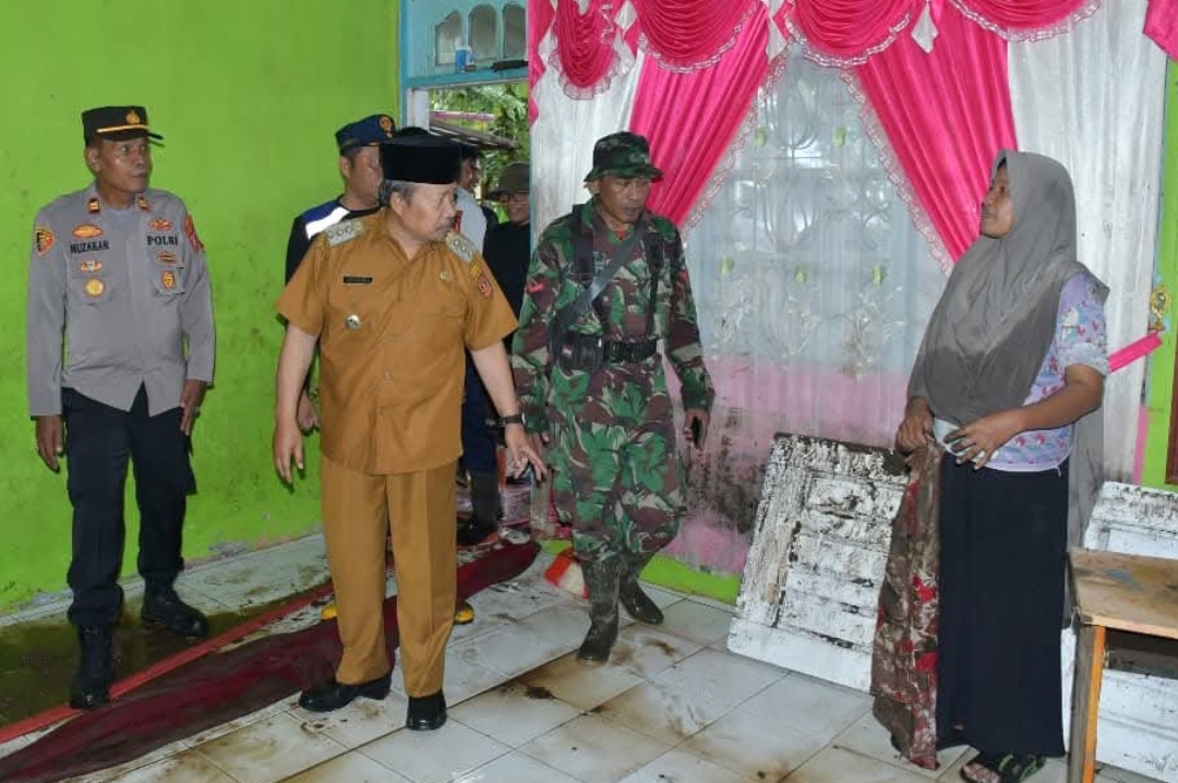 Bupati Agam Andri Warman meninjau rumah warga yang mengalami kerusakan akibat bencana tanah longsor di Pusaro Jorong Sigiran, Nagari Tanjung Sani, Tanjung Raya, Selasa (24/12). (Foto: Kominfo)
