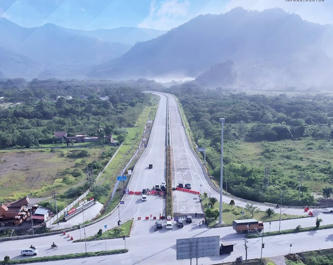 Foto pemandangan alam indah tol Padang-Sicincin Sumatera Barat yang diposting di media sosial HKI.