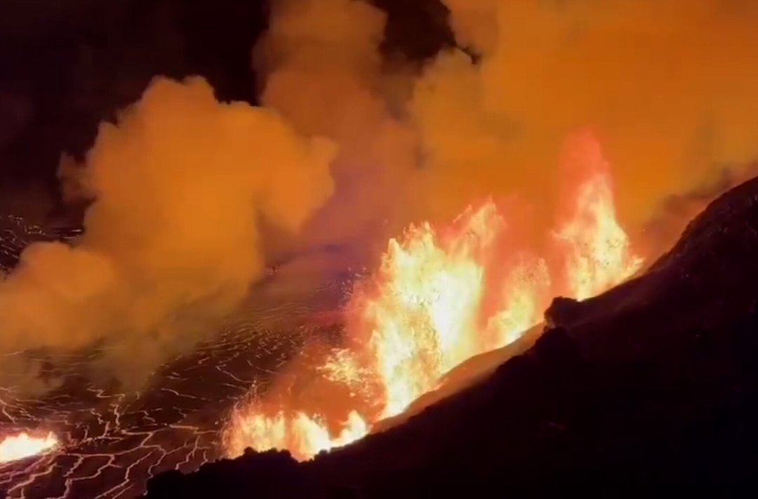 Letusa di dalam kaldera puncak Kilauea, tepatnya di kawah Halemaʻumaʻu yang berada dalam kawasan Taman Nasional Gunung Berapi Hawaii. (Foto: NY Times)