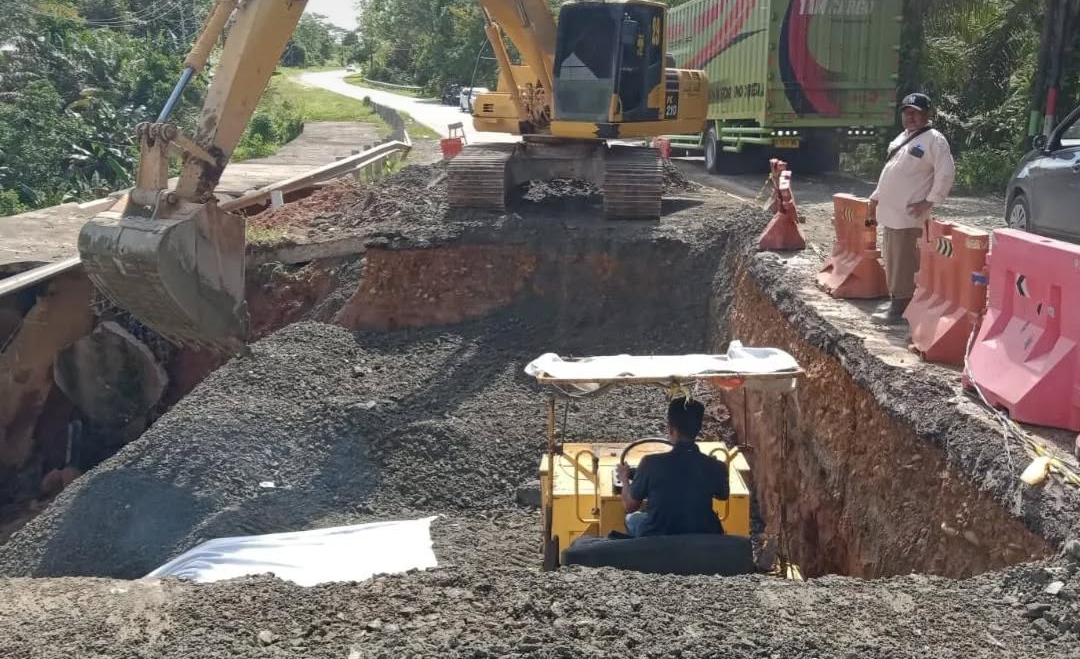 Penanganan jalan lintas amblas di Km 91 Pulau Gadang, Kecamatan XIII Koto Kampar mengalami amblas, Rabu (25/12). (Foto: IG BPJN Riau)