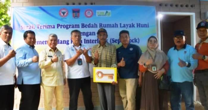 Suhardi (70) warga Kelurahan Limau Manis Selatan, Kecamatan Pauh, Kota Padang, saat terima kunci rumah sepablock.