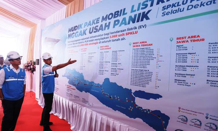 Dirut PLN Darmawan Prasodjo memaparkan kesiapan infrastruktur pendukung kendaraan listrik menghadapi masa mudik serta libur Nataru kepada Wakil Menteri BUMN Aminuddin Maruf.