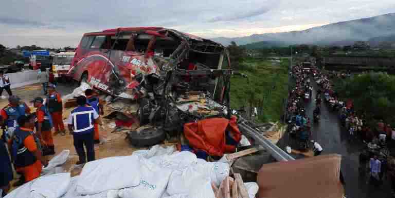 Kecelakaan di jalan Tol Lawang, Malang. (Foto Jawa Pos Radar Malang)