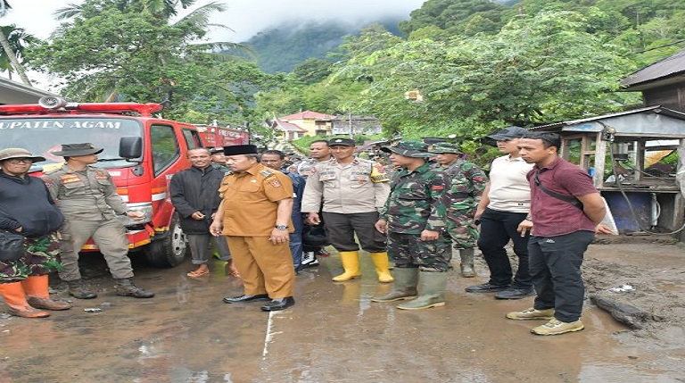 PEMULIHAN: Bupati Agam Andri Warman saat meninjau wilayah terdampak longsor di Sigiran, Nagari Tanjungsani, Selasa (24/12).(PEMKAB AGAM FOR PADEK)