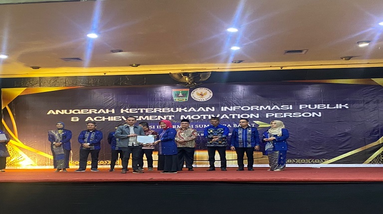 TERBUKA: Ketua Bawaslu Padangpariaman menerima penghargaan untuk predikat Informatif dari Komisi Informasi Sumbar dalam pelaksanaan Anugerah Keterbukaan Informasi Publik 2024.(BAWASLU PADANGPARIAMAN)