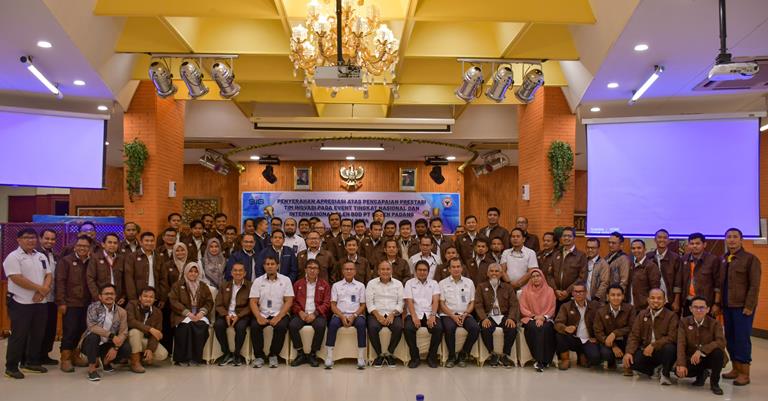 Dirut PT  Semen Padang bersama karyawan berprestasi di bidang inovasi.