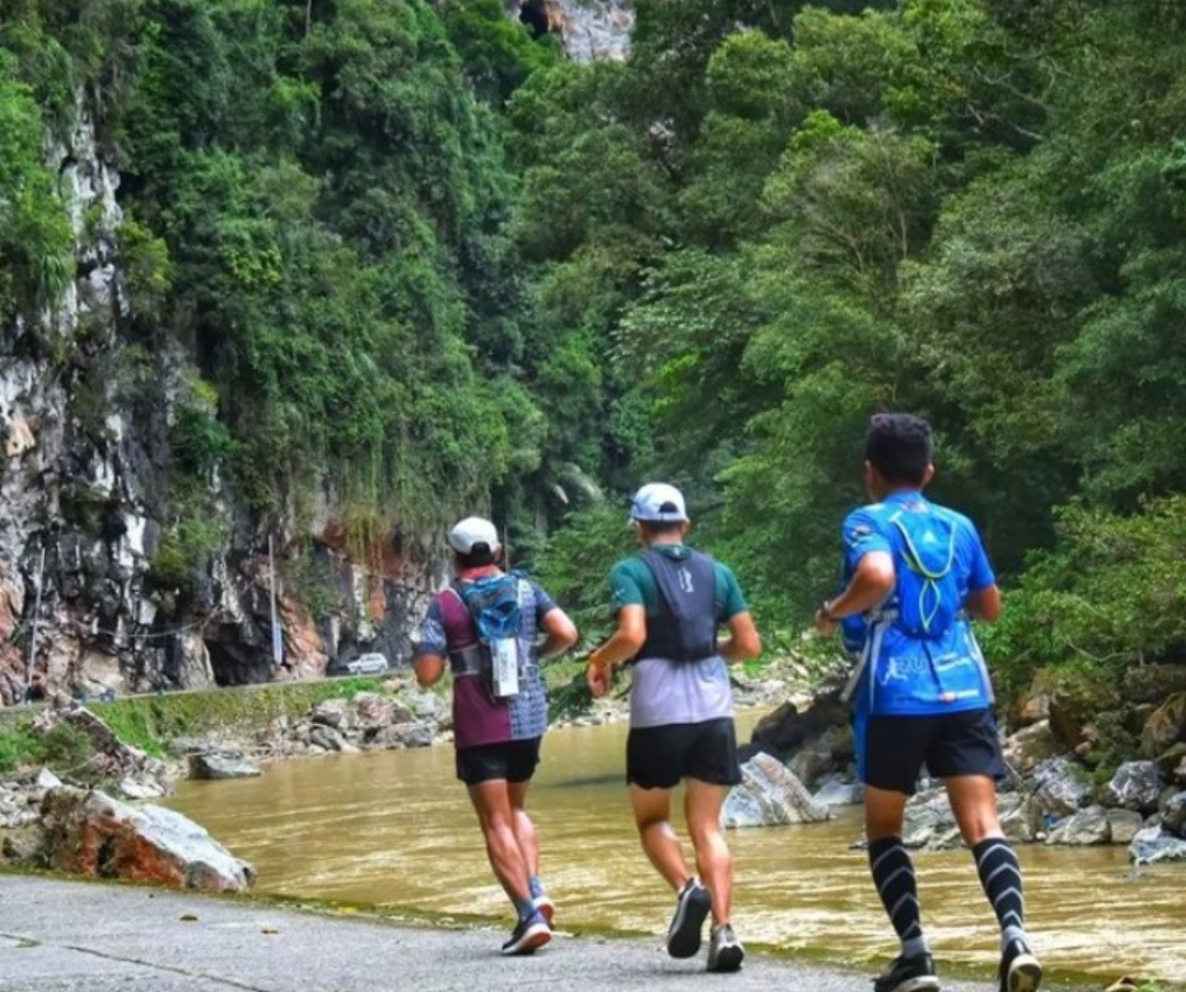 Pengunjung bisa beraktivitas olahraga di Kompleks karst di Silokek, Sijunjung. (Foto: Ridwan)