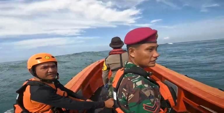 Tim gabungan melakukan pencarian intensif terhadap tiga korban hilang pascatragedi longboat di perairan Muara Masi, Kamis (26/12/2024). (Foto: Kantor SAR Mentawai)