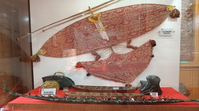 LAYANGAN tradisional yang menjadi koleksi Museum Rumah Adat nan Baanjuang.(RIAN AFDOL/PADEK)