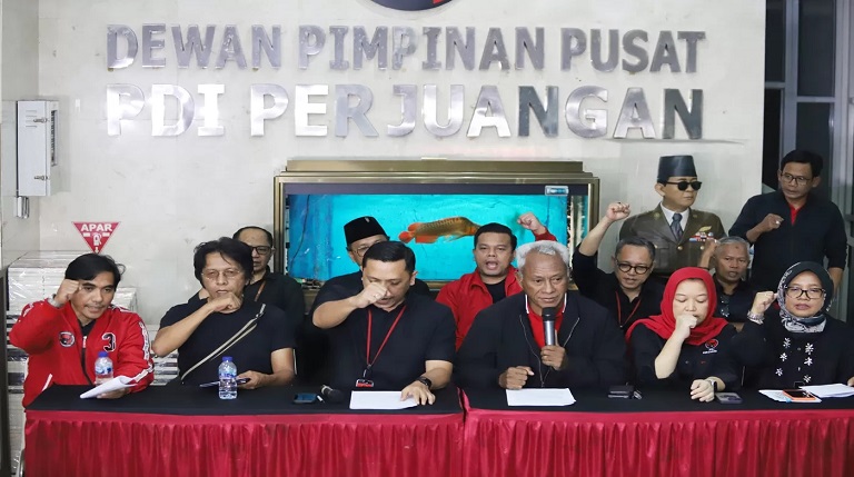 JUMPA PERS: Ketua DPP PDIP Bidang Kehormatan Partai Komarudin Watubun dan para petinggi PDIP lainnya menyampaikan tanggapan terkait penetapan tersangka pada Hasto Kristiyanto.(JAWA POS)