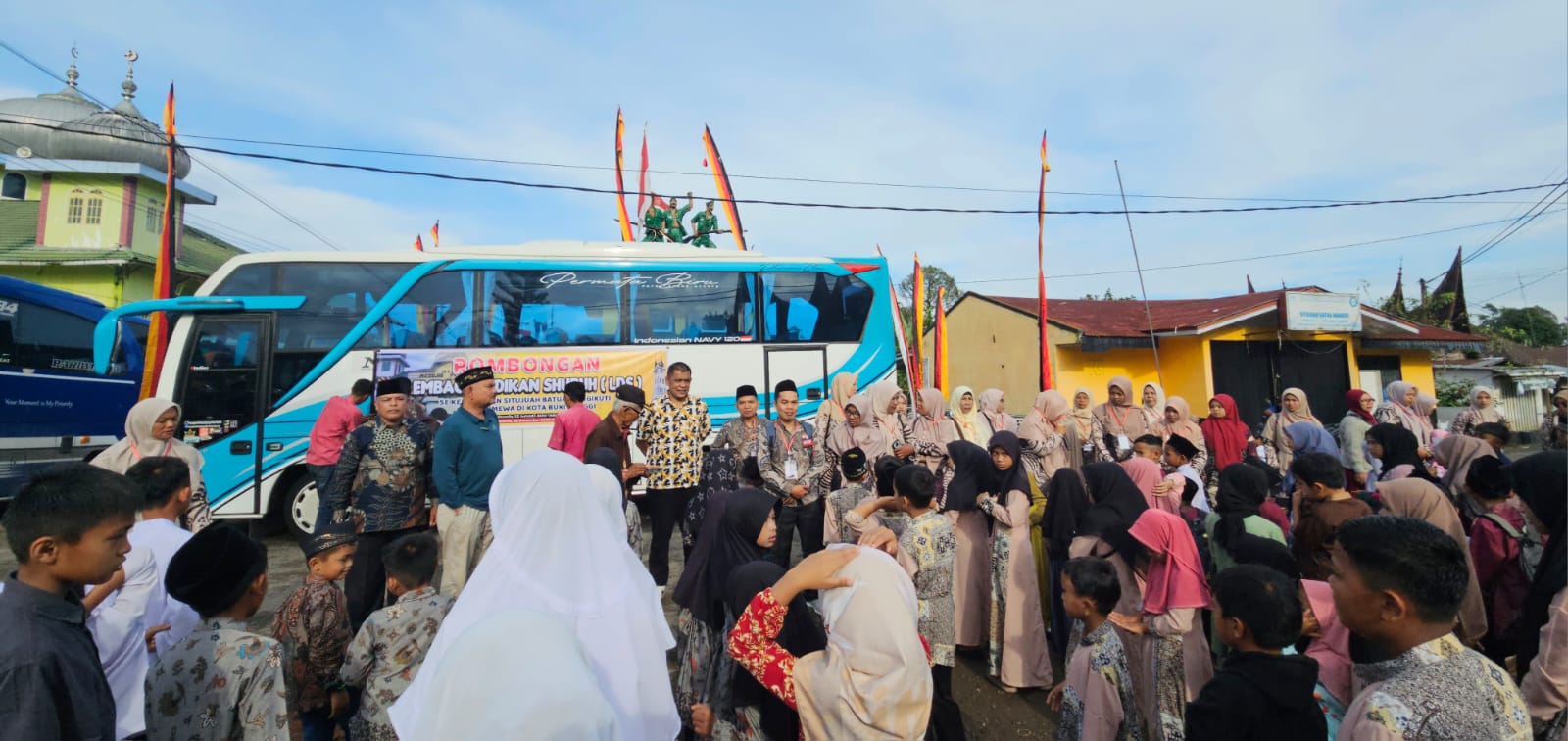 BERSEMANGAT: Ratusan bocah di Nagari Situjuah Batua, Kabupaten Limapuluh Kota, berbaris rapi saat mengikuti apel didikan subuh dan safari dhuha ke Kota Bukittinggi, Kamis (26/12).(DOK.LDS UNTUK PADEK)