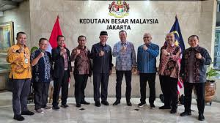 PENJAJAKAN: Gubernur Sumbar, Mahyeldi Ansharullah, bersama jajaran foto bersama usai kunjungan di Kedutaan Besar Malaysia di Jakarta Selasa (24/12) lalu.(BIRO ADPIM UNTUK PADEK)