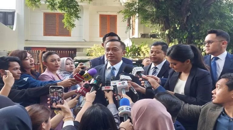 BAHAS KEBIJAKAN: Politisi Partai Gerindra, Prasetyo Hadi (tengah) saat memberikan keterangan kepada awak media di depan kediaman Prabowo Subianto di Jalan Kertanegara, Jakarta Selatan, kemarin.(JPG)