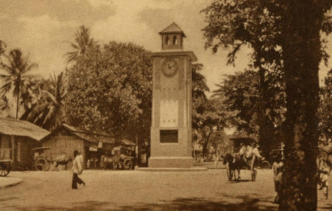 Tugu Whitlau di Perempatan Jalan Pasar Djawa sekitar tahun 1920-an. (Sumber: KITLV-Leiden University Libraries)