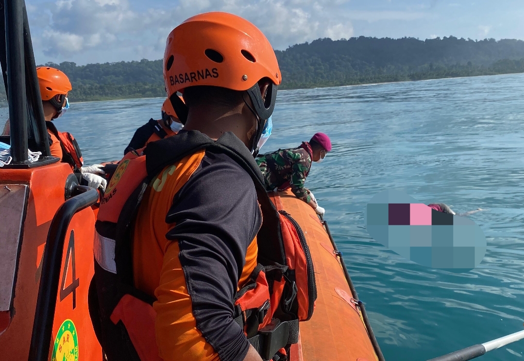 Tim SAR gabungan berhasil menemukan korban dalam kondisi tewas dalam insiden longboat terbalik di perairan Muara Masi, Siberut, Mentawai, Sumatera Barat, Jumat (27/12/2024). (Foto: SAR Mentawai)