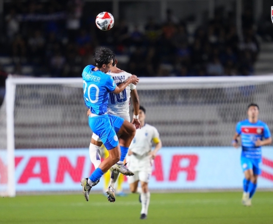 Filipina mengalahkan juara bertahan Thailand dengan skor tipis 2-1 pada leg pertama Semifinal Piala AFF 2024, di Stadion Rizal Memorial, Jumat (27/12). (Foto: aseanfootball.org)