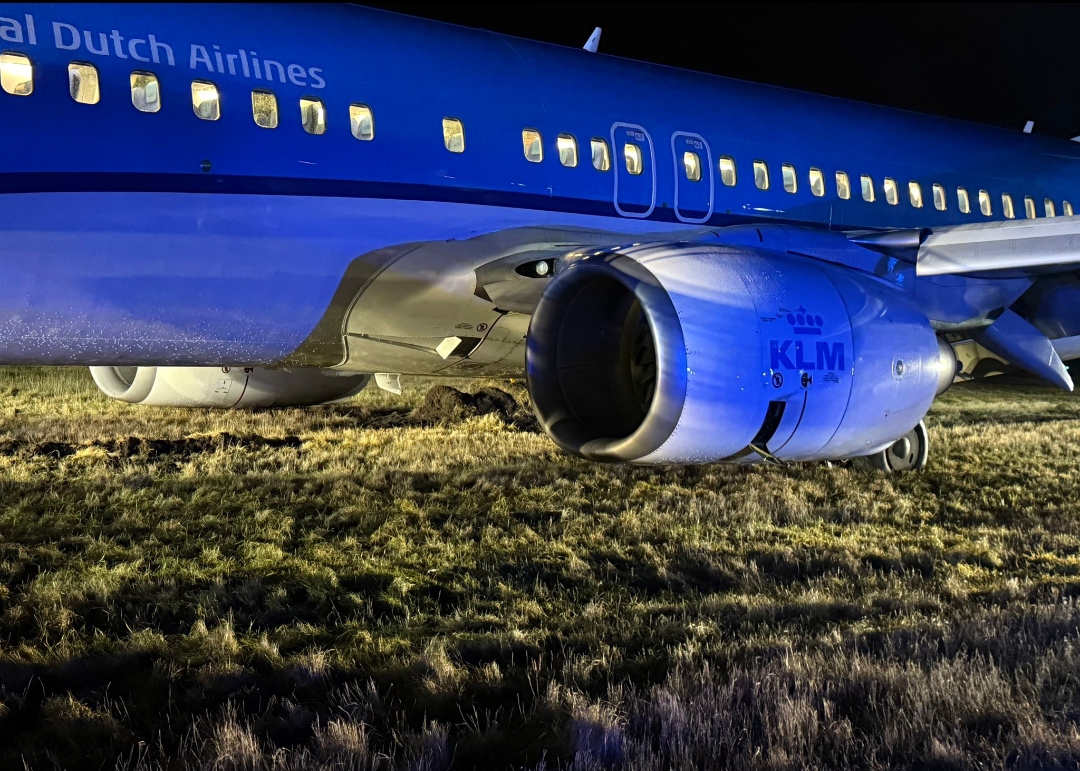 Pesawat Boeing 737-800 KLM Royal Dutch Airlines (registrasi PH-BXM) yang mengalami insiden pada Sabtu malam, 28 Desember 2024. (Foto: X @aviationsafety)