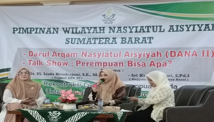Anggota Komisi VIII DPR RI dari fraksi Partai Nasdem, Lisda Hendrajoni (tengah) dan Sri Kumala Dewi (kiri) saat menyampaikan materi pada pelatihan DANA II Wilayah Sumbar di Padang. (Dok Lisda)