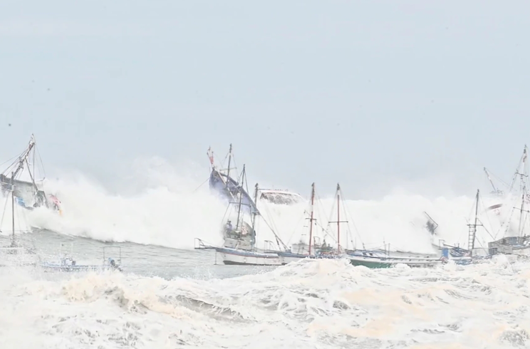 Ombak menyebabkan banyak perahu nelayan dan awaknya terdampar di laut.(Foto: Reuters)
