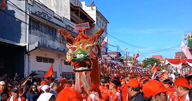 Masyarakat tionghoa Kota Padang menggelar karnaval sipasan, Selasa (31/12/2024). (Foto Suyudi/Padeks)