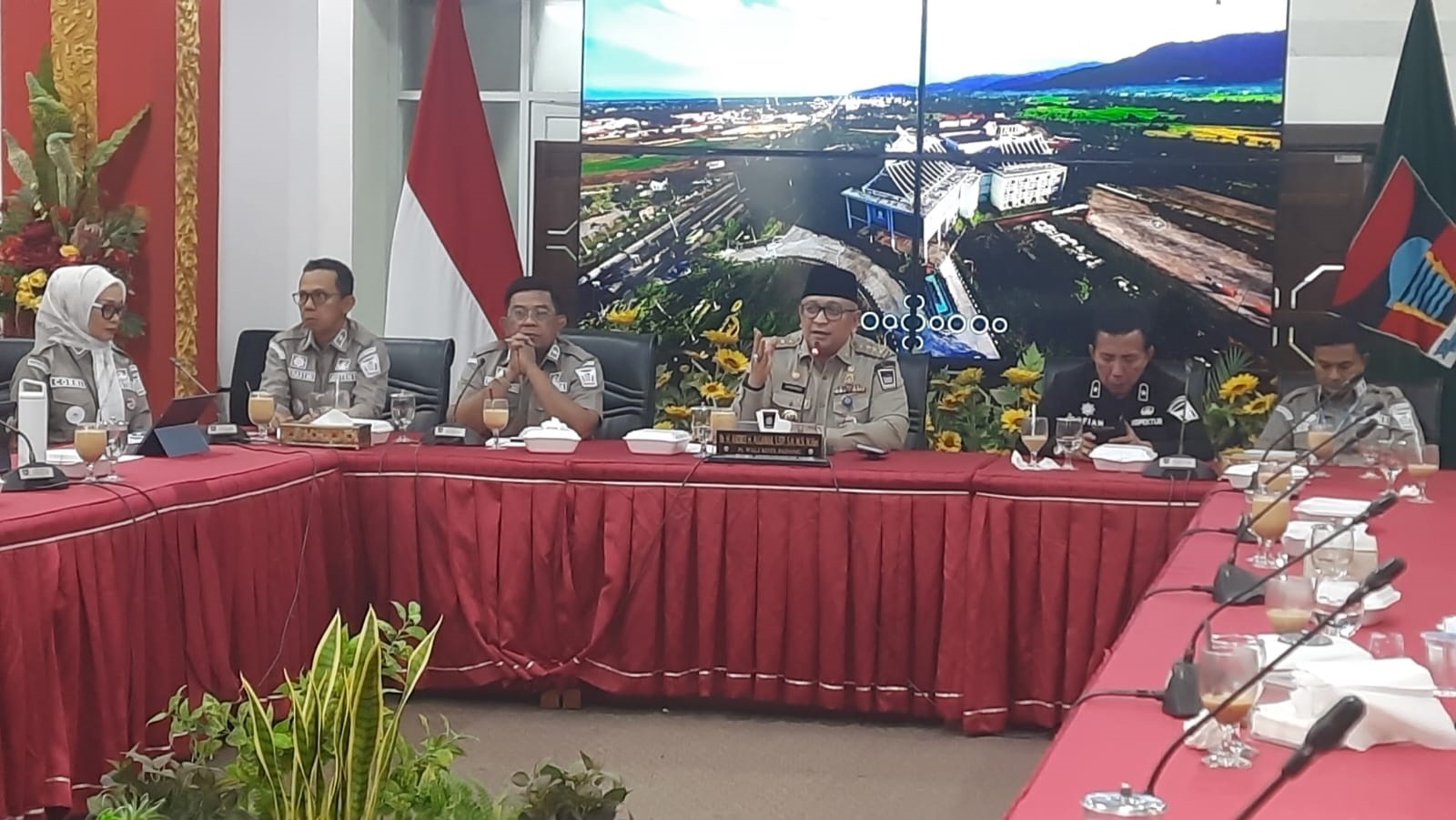 Pj Wako Padang Andree Algamar memaparkan capaian Pemko Padang sepanjang tahun 2024 di rumah dinas Wali Kota Padang, Selasa malam (31/12).