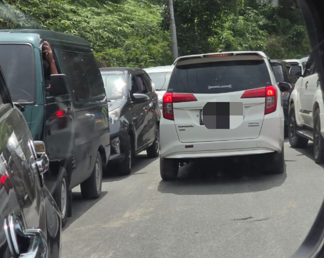 Kondisi arus lalu lintas Jalan Lintas Riau-Sumbar di Km 106 Desa Tanjung Alai, Kampar, kembali diberlakukan sistem buka-tutup akibat longsor yang menggerus badan jalan. (Foto: Mhd Nazir Fahmi/Padek)