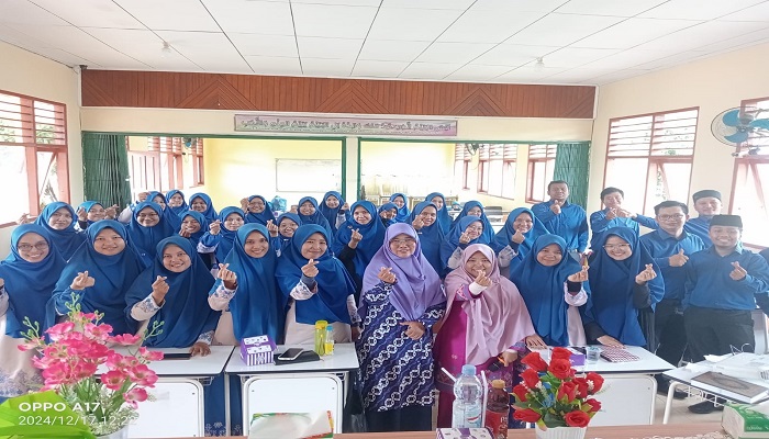 KOMPAK: Jajaran SMP IT ICBS Payakumbuh terlihat akrab dalam suatu kesempatan.(TIM LAMAN GURU)