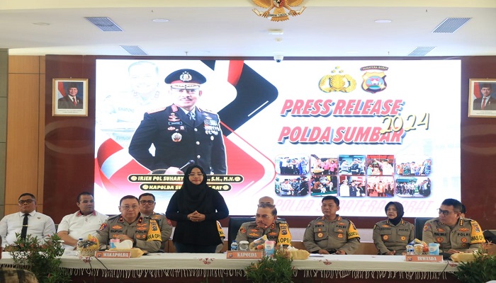 RILIS: Kapolda Sumbar, Irjen Pol Suharyono, memberikan keterangan pers dalam konferensi pers akhir tahun 2024 di Mapolda Sumbar, Selasa (31/12).(SY RIDWAN/PADEK)