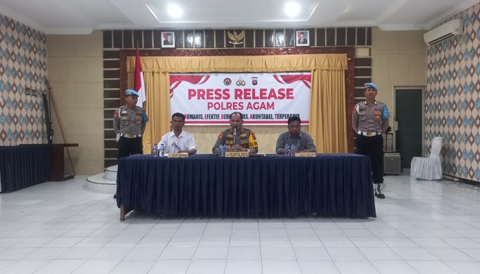 DARURAT NARKOBA: Kapolres Agam AKBP Muhammad Agus Hidayat memaparkan capaian kinerja selama 2024 dalam kegiatan pers rilis akhir tahun, Selasa (31/12/2024).(M. FADILLAH FOR PADEK)