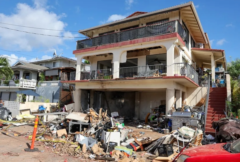 Kondisi rumah tempat ledakan kembang api Malam Tahun Baru yang menewaskan 3 orang dan melukai lebih 20 orang, Rabu, 1 Januari 2025, di Honolulu. (Foto: AP)