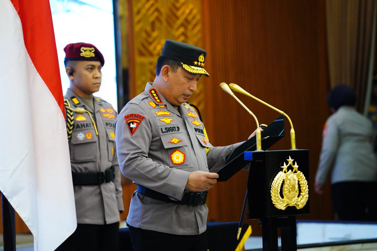Kapolri Jenderal Pol. Listyo Sigit Prabowo memimpin serah terima jabatan Kapolda Sumatera Barat di Gedung Rupatama Mabes Polri, Jakarta, Kamis (2/1/2025).
