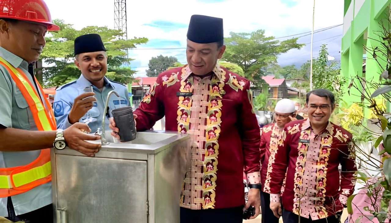 Pj Wali Kota Padangpanjang Sonny Budaya Putra memuji terobosan Perumdam Tirta Serambi setelah mencoba langsung air dari KASM di SMPN 1, Kamis (02/01/2025).