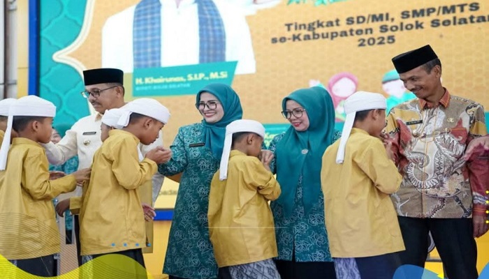 RELIGI: Peserta lomba Cerdas Quran bersalaman dengan Bupati Solsel Khairunas beserta istri dan Wabup Yulian Efi beserta istri saat pembukaan ajang tersebut, kemarin.(PEMKAB SOLSEL FOR PADEK)
